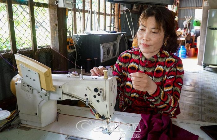 Kiên trì, vượt khó với nghề may, chị Nguyễn Thu Trang đã thoát nghèo bền vững.