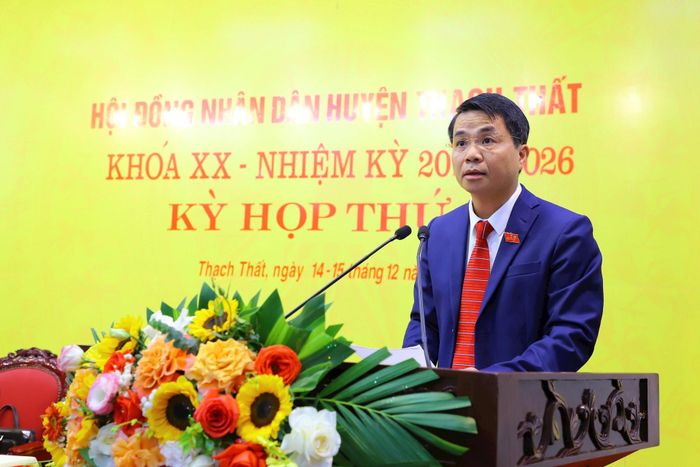Bí thư Huyện ủy Thạch Thất Lê Minh Đức phát biểu tại kỳ họp.