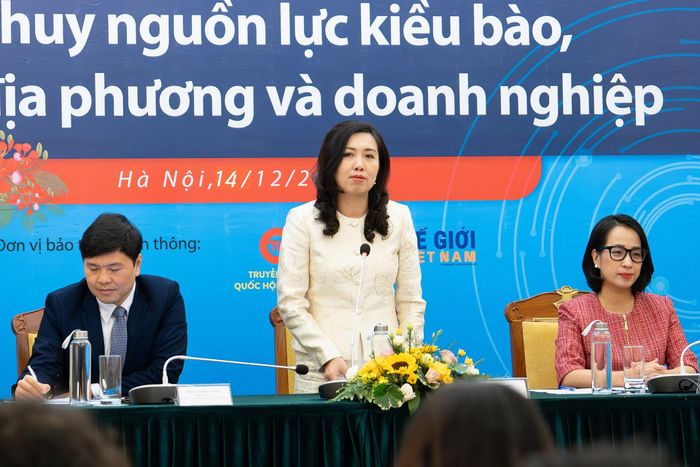 Thứ trưởng Bộ Ngoại giao, Chủ nhiệm Ủy ban Nhà nước về người Việt Nam ở nước ngoài Lê Thị Thu Hằng chia sẻ thông tin tại buổi họp báo.