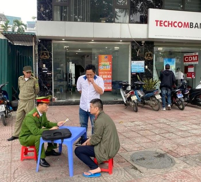 Công an quận Long Biên ra quân cao điểm xử lý các vi phạm giao thông, trật tự công cộng