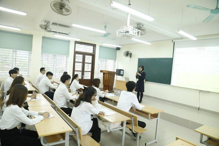 Tính bình quân trong cả giai đoạn 10 năm (2013 - 2023) tỷ lệ sinh viên học đại học tăng 6,1%. Ảnh: Quang Vinh.