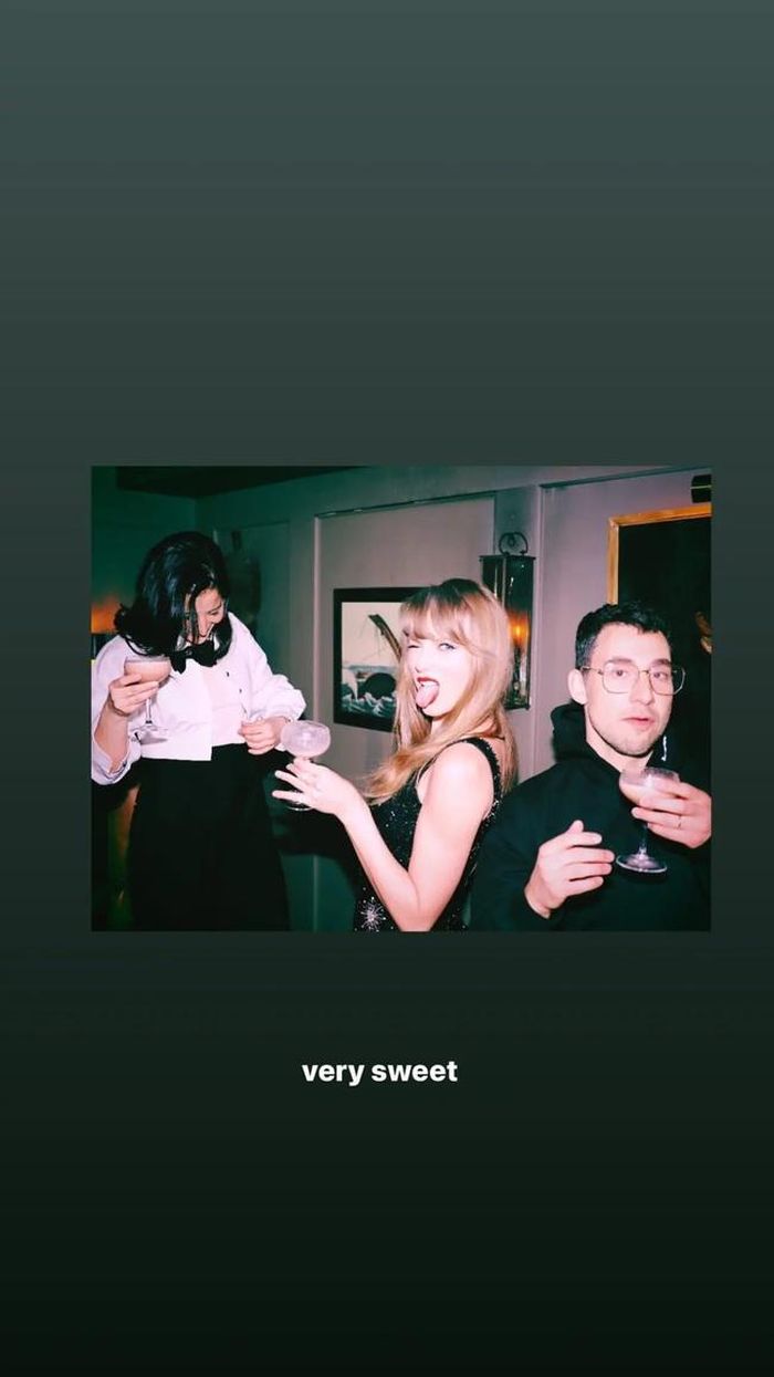 Taylor Swift nháy mắt và lè lưỡi tinh nghịch trong một trong những bức ảnh. Jack Antonoff/Instagram
