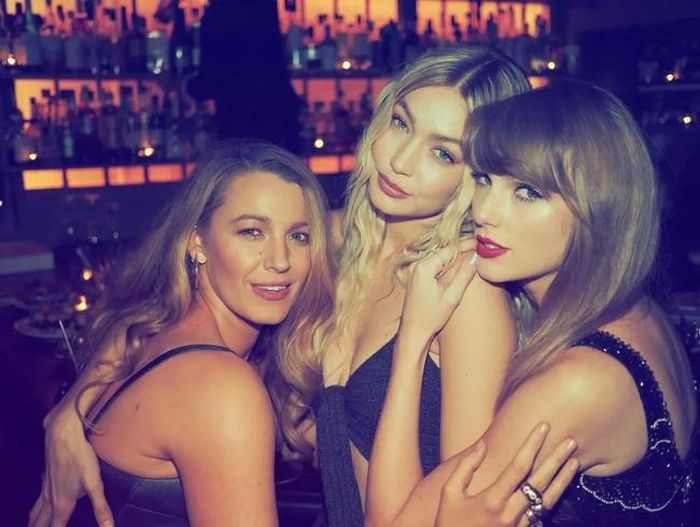 Swift ôm Gigi Hadid và Blake Lively. Taylor Swift/Instagram