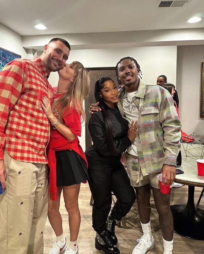 Bạn trai của Swift, Travis Kelce, phải ở lại Missouri để tập luyện bóng đá. chariah/Instagram