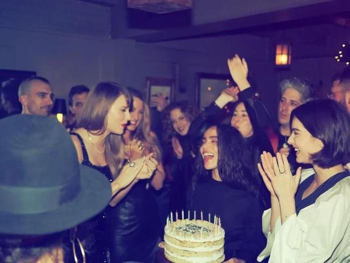 Swift cười trong khi thổi nến sinh nhật. Taylor Swift/Instagram
