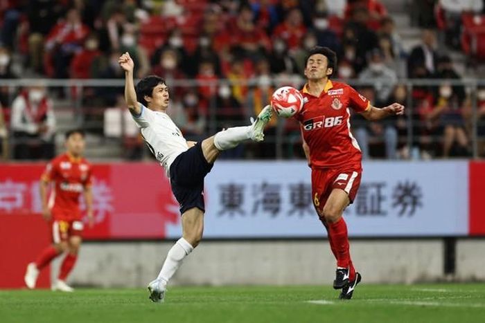 Công Phượng (trái) sẽ tiếp tục gắn bó với CLB Yokohama ở mùa giải tới (Ảnh: Getty)