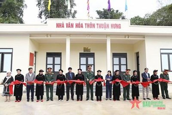 Cắt băng khánh thành Nhà văn hóa. 