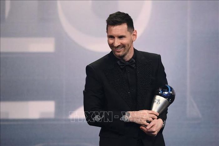 Cầu thủ Lionel Messi nhận giải "Cầu thủ xuất sắc nhất năm" tại lễ trao giải FIFA The Best, ở Paris, Pháp, ngày 27/2/2023. Ảnh tư liệu: AFP/TTXVN
