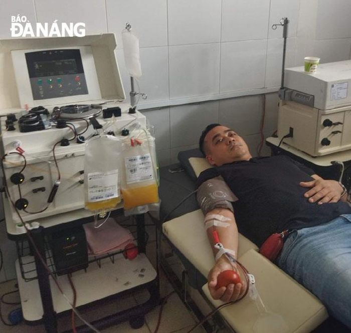 Trung úy Trương Đình Việt trong một lần hiến máu.