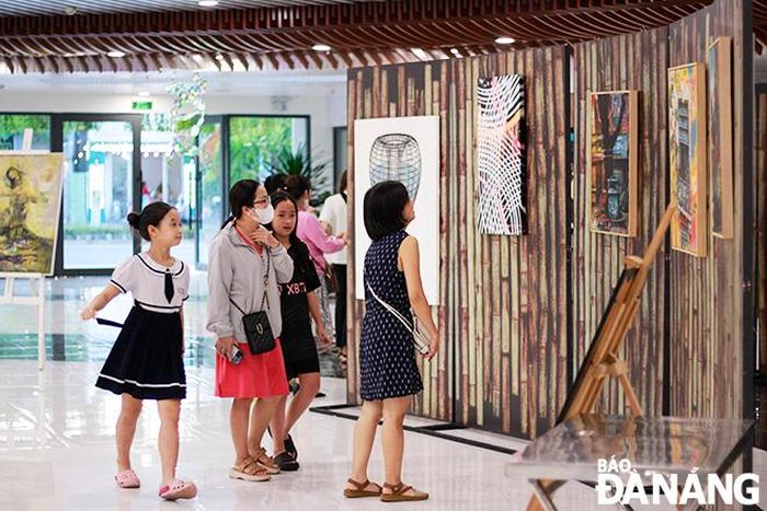 Người dân tham quan các tác phẩm mỹ thuật, nghệ thuật sắp đặt tại ngày hội. Ảnh: X.D