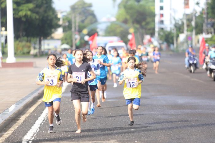 Em R-Noa (ngoài cùng bên trái) tham gia giải chạy. Ảnh: Văn Ngọc