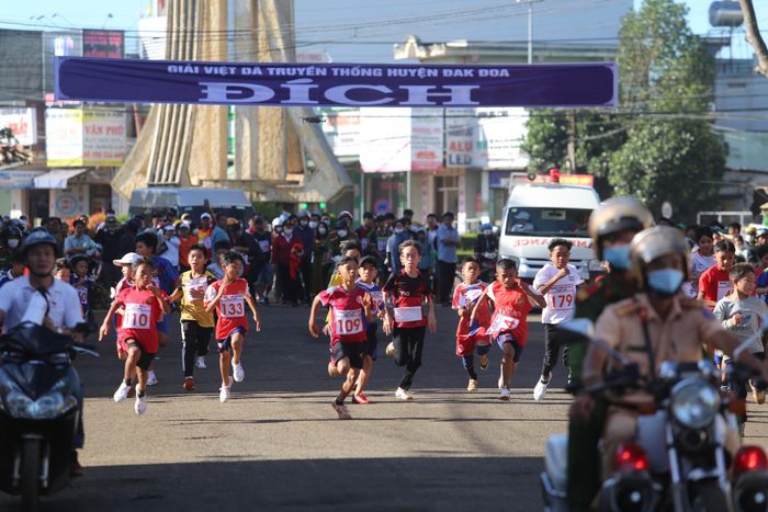 Em Nin (109) tham gia giải Việt dã truyền thống huyện Đak Đoa. Ảnh: Văn Ngọc