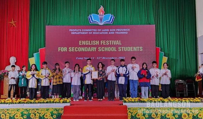 Lãnh đạo Sở Giáo dục và Đào tạo trao giải cho các đội dự thi có thành tích xuất sắc tại ngày hội