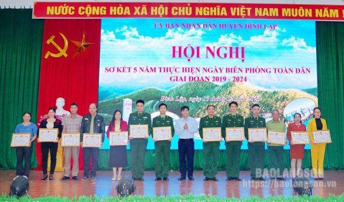 Lãnh đạo UBND huyện Đình Lập trao giấy khen cho các cá nhân