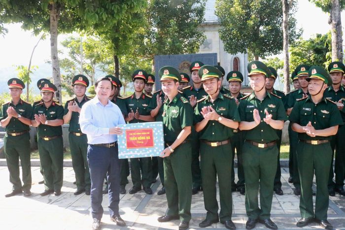 Đồng chí Trần Hồng Hà, Phó Thủ tướng Chính phủ tặng quà cán bộ, chiến sĩ biên phòng trên địa bàn huyện Bát Xát. Ảnh Nguyễn Thành Phú