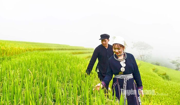 Những chàng trai cô gái Dao Tiền ở Nà Mụ vẫn còn giữ nguyên trang phục dân tộc và những nét văn hóa đặc sắc của dân tộc.
