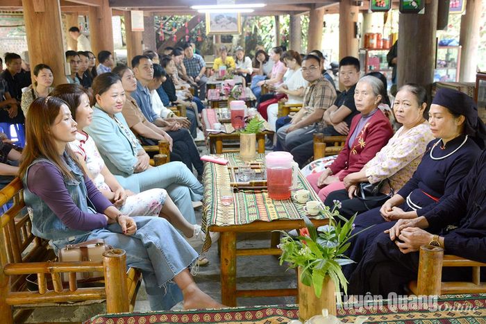 Đoàn học tập kinh nghiệm phát triển du lịch cộng đồng tỉnh Thái Nguyên trao đổi kinh nghiệm làm dịch vụ với các chủ homestay huyện Lâm Bình.