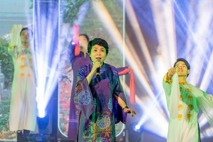 NSND Bạch Hạc trình bày ca khúc mở đầu của chương trình