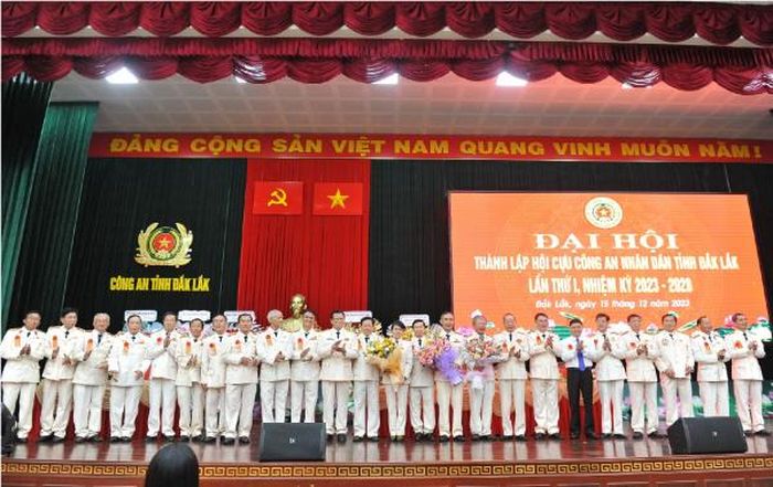 Các đồng chí lãnh đạo tặng hoa chúc mừng Ban Chấp hành Hội Cựu CAND Công an Đắk Lắk. 