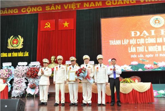 Đồng chí Phạm Minh Tấn, Phó Bí thư Thường trực Tỉnh ủy trao Quyết định thành lập Hội Cựu CAND tỉnh Đắk Lắk nhiệm kỳ 2023-2028.