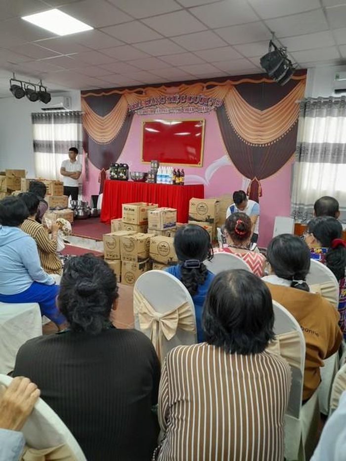 Rất đông bà con tham gia... mua hàng