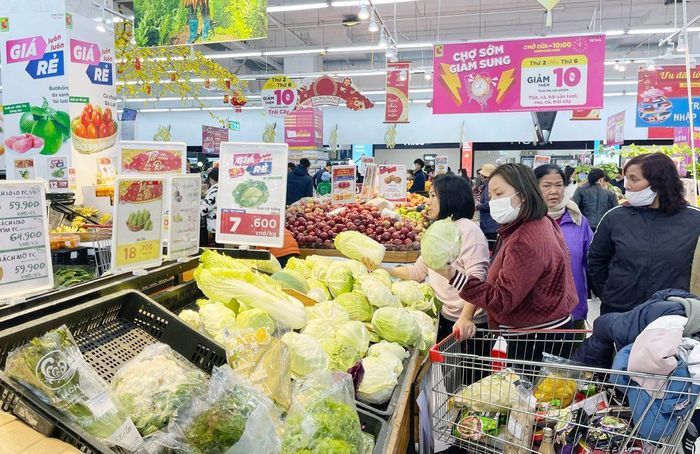 Người tiêu dùng chọn mua nông sản tại Trung tâm thương mại Tasco Mall (quận Long Biên). Ảnh: Đỗ Tâm