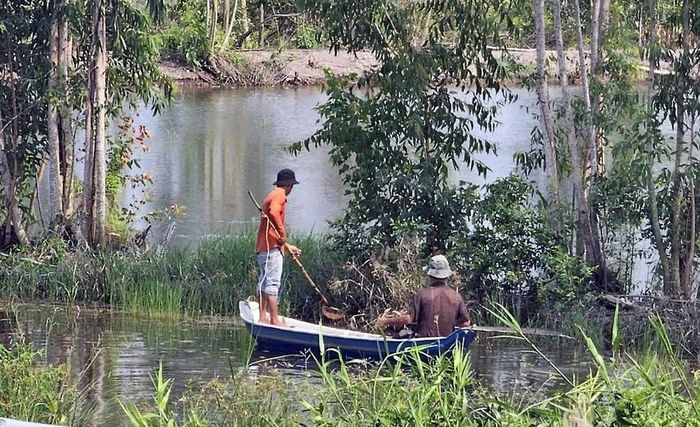 Tình trạng dùng xung điện đánh bắt lén lút ngày càng nhiều trên các kênh rạch ở các huyện vùng Đồng Tháp Mười. Ảnh: HUỲNH DU