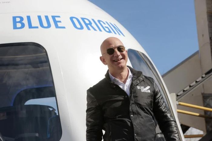 Jeff Bezos đang đầu tư rất nhiều tiền vào các dự án ngoài không gian. Ảnh: Bloomberg.