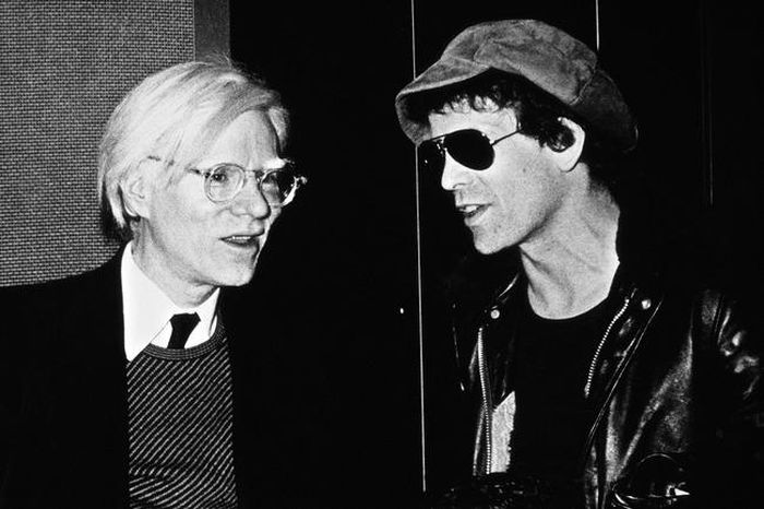 Lou Reed (phải) bên cạnh Andy Warhol