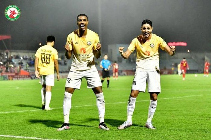Bộ đôi ngoại binh Alan và Artur tỏa sáng khi mỗi người có 1 cú đúp cho Bình Định ngay trên sân Hà Tĩnh. Ảnh: BĐFC