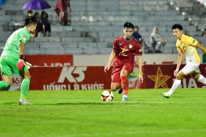Hồng Lĩnh Hà Tĩnh (đỏ) có khởi đầu bết bát mùa này. Ảnh: BĐFC