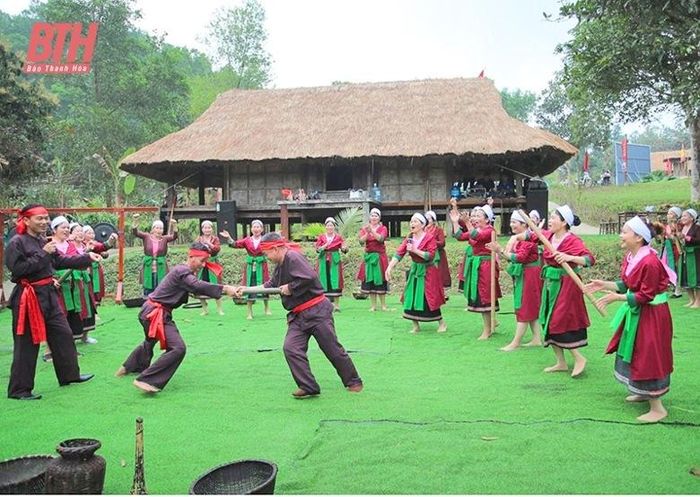 Đồng bào dân tộc Thổ Thanh Hóa tái hiện trích đoạn "Chậm đò ho" tại Làng văn hóa các dân tộc Việt Nam năm 2023. Ảnh: Huyền Trang