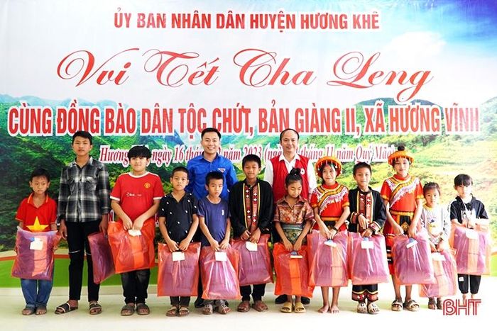 ... các tổ chức đoàn thể huyện Hương Khê tặng quà tết cho bà con dân bản.