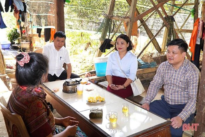 Lãnh đạo huyện Hương Khê thăm, chúc tết bà con dân tộc Chứt