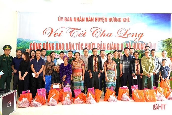 Đại diện lãnh đạo Bộ Chỉ huy Bộ đội Biên phòng tỉnh và lãnh đạo UBND huyện Hương Khê...