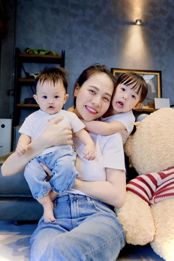 Đàm Thu Trang luôn nở nụ cười rạng rỡ khi ở bên cạnh các con
