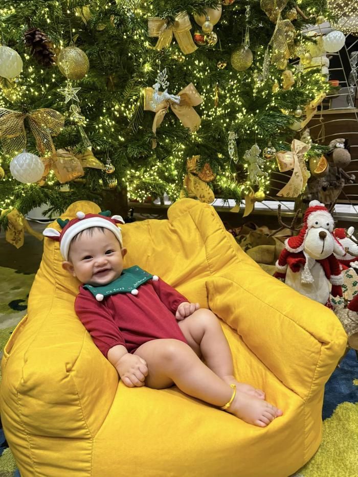 Đàm Thu Trang còn đeo lắc chân vàng lấp lánh cho con trai Sutin