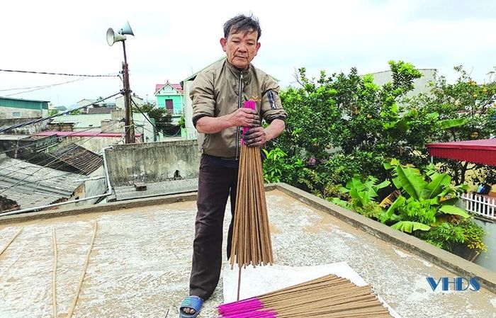 Ông Đoàn Văn Mậu chuẩn bị hương cho vụ tết.