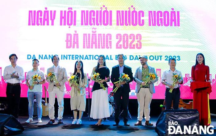 Phó Chủ tịch UBND thành phố Trần Chí Cường (bên trái) tặng hoa cho các đơn vị, cá nhân phối hợp tổ chức ngày hội. Ảnh: X.D