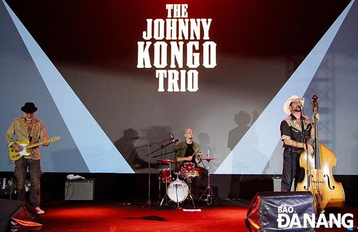 Tiết mục live music của nhóm nhạc Johnny Kongo Trio biểu diễn tại chương trình nghệ thuật. Ảnh: X.D