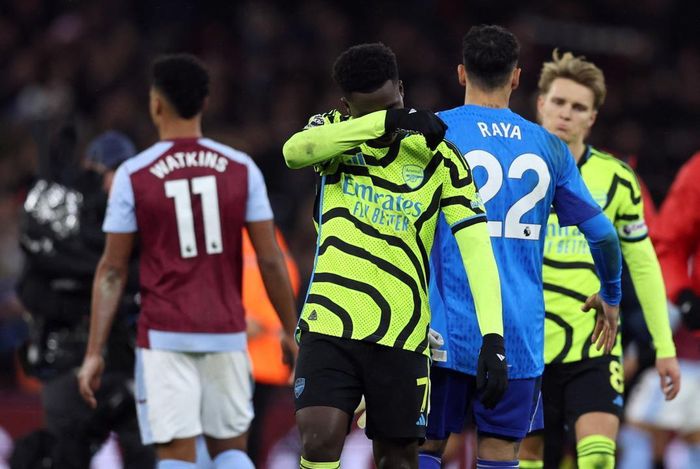 Aston Villa đẩy Arsenal vào thế trận khó.