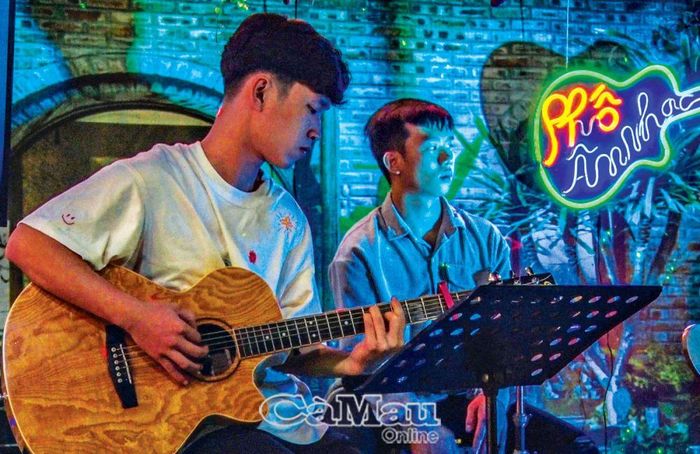 Quán phố Âm Nhạc thường phục vụ vào ban đêm cho những ai yêu nhạc và guitar. Thưởng thức cà phê với những bài hát đầy chất lãng mạn, trẻ trung.