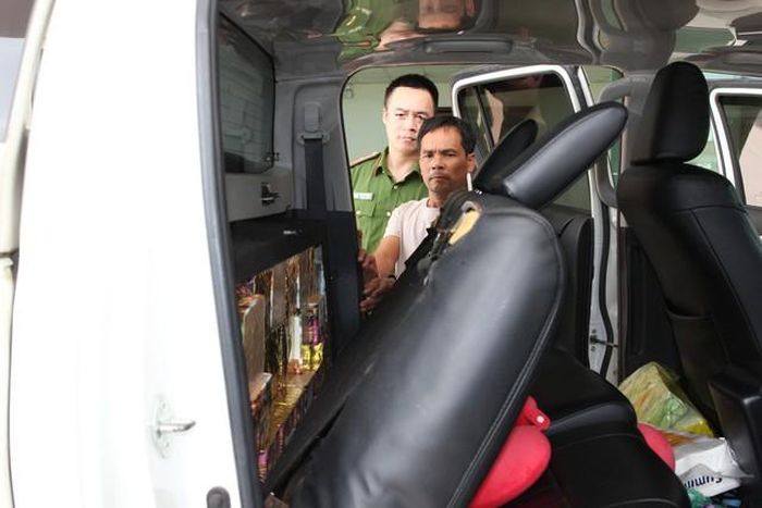Pháo được Phan Văn Thơ cất giấu tinh vi trong khoang xe tự chế.