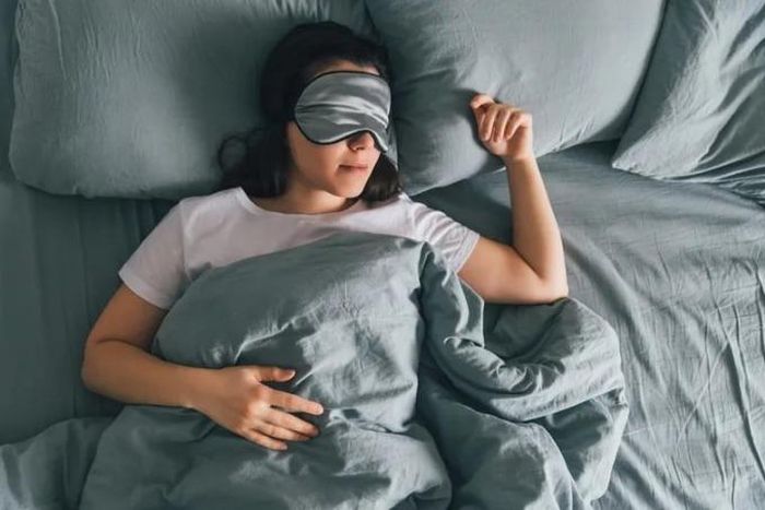 Ngủ trong phòng tối, có nhiệt độ mát mẻ và không gian sạch giúp cải thiện chất lượng giấc ngủ.