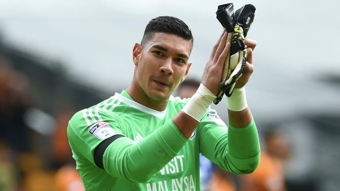 3. Neil Etheridge. Kể từ khi được đào tạo ở Chelsea hay Fulham rồi lên đội 1 Fulham, Neil Etheridge đã cực kỳ nổi tiếng ở Đông Nam Á khi là cầu thủ Philippines đầu tiên có chỗ đứng và tỏa sáng ở nước Anh. Sau này, khi chuyển sang Cardiff City, Etheridge trở thành cầu thủ Đông Nam Á đầu tiên ra sân ở Premier League. Lúc này, anh đang khoác áo Birmingham City và chính là thủ môn Đông Nam Á có đẳng cấp cao nhất trong top 5 này.