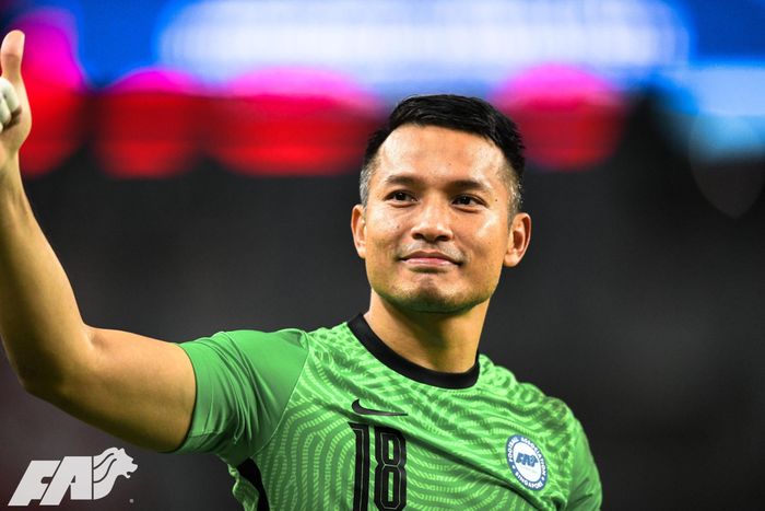 5. Hassan Sunny. Ở tuổi 39, Hassan Sunny là “người gác đền” không thể thay thế của ĐT Singapore trong nhiều năm qua. Bất cứ khi nào Singapore giành kết quả tốt và gây tiếng vang lớn, chốt chặn cuối cùng và có vai trò quan trọng nhất luôn là Hassan Sunny. “Singapore có hàng thủ chắc chắn và một Hassan Sunny xuất sắc. Rất khó để đánh bại được anh ấy” - HLV Kiatisak từng phát biểu trước một trận đấu khi còn dẫn dắt Thái Lan gặp Singapore.