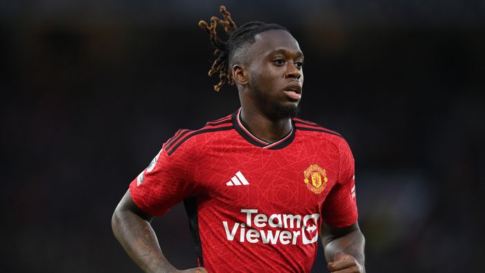  Để khắc chế những cầu thủ như Diaz, Wan-Bissaka chính là lựa chọn hàng đầu. Khả năng đeo bám và tắc bóng của Wan-Bissaka không thể chê. MU muốn hạ Liverpool thì trước tiên phải ưu tiên cho mặt trận phòng ngự. 
