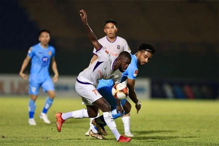 Rafaelson (xanh) đang có 8 bàn cho Nam Định ở V-League năm nay, trong khi ngoại binh của Bình Dương chưa góp bàn nào trong tổng số 9 bàn của CLB sau vòng 6. Ảnh: VPF