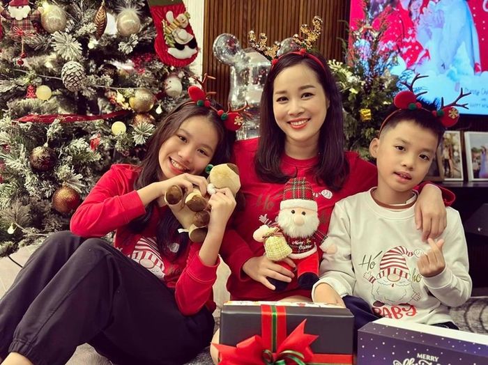 Vợ chồng Minh Hương có hai con, đủ nếp, đủ tẻ. Ảnh: FBNV.
