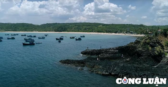 Chạy dọc con đường biển Tuy Hòa dẫn đến Ghềnh Đá Dĩa cũng là một trong những trải nghiệm thực sự thú vị để bạn có thể khám phá và thăm thú hết vẻ đẹp nơi đây.